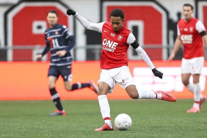 捂着左膝 捂着左膝